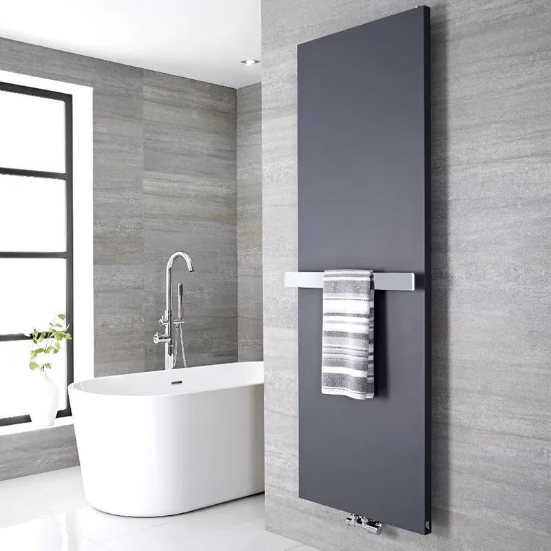 Radiatore di Design Verticale con Porta Asciugamani in Acciaio 620mm - Attacco Centrale - Antracite - 1800mm x 600mm - Rubi Nuovo Arrivo