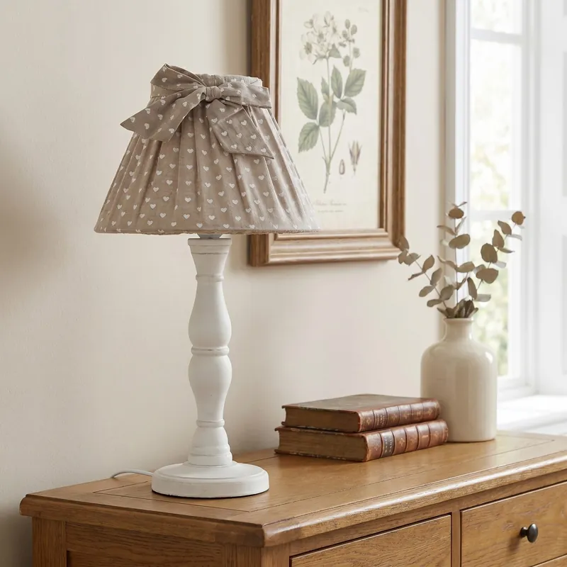 Subito Disponibile Lampada da Tavolo Classica Adatta per salotti e cameretta In legno naturale con paralume beige decorato E27
