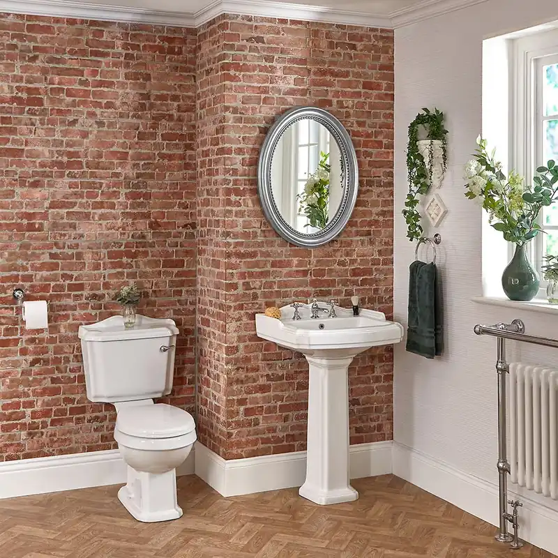 Bestseller Set Bagno Completo di Lavabo su Colonna in Stile Tradizionale Predisposto per Rubinetteria a 3 Fori, Completo di Sanitario e Cassetta in Ceramica Bianca e Copriwater - Regent