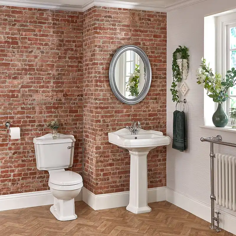 Set Bagno Completo di Lavabo Monoforo su Colonna in Stile Classico Completo di Sanitario e Cassetta in Ceramica Bianca e Copriwater - Regent Nuova Collezione
