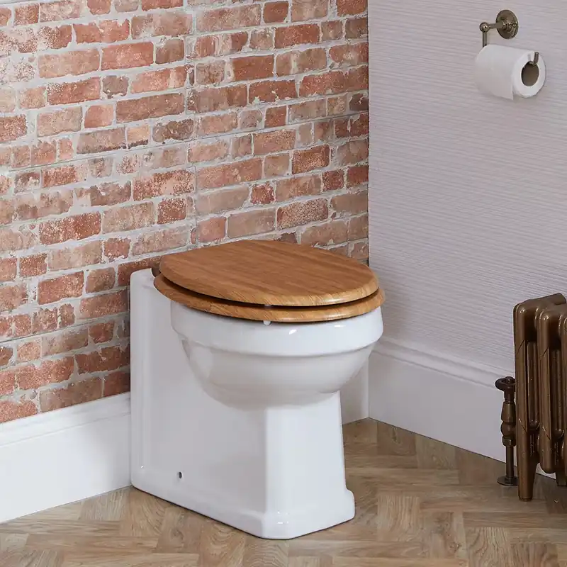 Ordina Subito Sanitario Tradizionale Filo Parete con Altezza Comfort e Sedile in Rovere - Scelta della Finitura delle Cerniere - Richmond