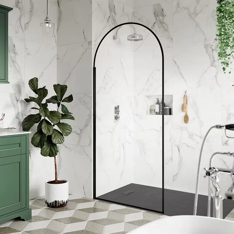 Compra Oggi Stesso Cabina Doccia Walk In con Parete Nera ad Arco e Piatto Doccia Effetto Ardesia - Disponibile in Diverse Misure - Hudson Reed