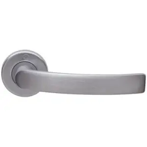 Maniglia GHIDINI modello IDEA per porta interna su rosetta e bocchetta con nottolino wc in zalor cromo satinato Nuovo Arrivo