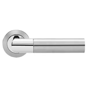 Maniglia KARCHER DESIGN modello OREGON per porta interna su rosetta e bocchetta con foro normale in acciaio inox satinato Occasione