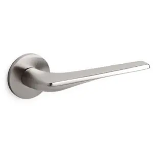 Maniglia OLIVARI modello TWIST per porta interna su rosetta e bocchetta bassa con foro normale in ottone superinox satinato Ultime Pezzi