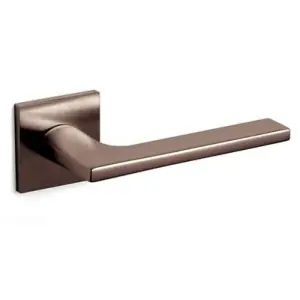 Maniglia OLIVARI modello LOTUS Q per porta interna su rosetta e bocchetta bassa con foro normale in ottone superbronzo satinato Promozione