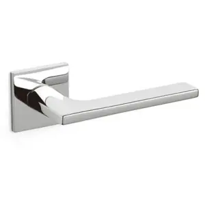 Offerta Speciale Maniglia OLIVARI modello LOTUS Q per porta interna su rosetta e bocchetta bassa con foro yale in ottone cromato