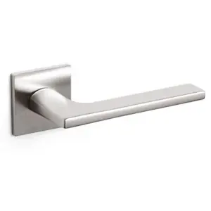 Maniglia OLIVARI modello LOTUS Q per porta interna su rosetta e bocchetta bassa con foro yale in ottone superinox satinato Nuovo Arrivo