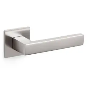 Ultima Occasione Maniglia OLIVARI modello PLANET Q per porta interna su rosetta e bocchetta bassa con foro normale in ottone superinox satinato