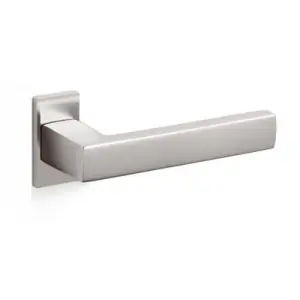 Prezzo Basso Maniglia OLIVARI modello PLANET Q per porta interna su rosetta e bocchetta bassa ovale con foro normale in ottone superinox satinato
