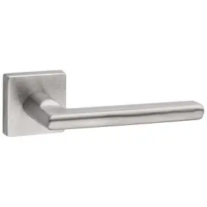 Maniglia FIMET modello UCRAINA per porta interna su rosetta e bocchetta con foro yale in acciaio inox satinato Di Tendenza