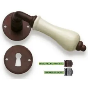 Compra Adesso Maniglia BRIONNE modello 19318 per porta interna su rosetta e bocchetta con foro normale in ferro sherardise patin? e porcellana bianca