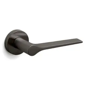 Promozione Maniglia OLIVARI modello LAMA per porta interna su rosetta e bocchetta con foro yale in ottone superantracite satinato
