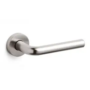 Maniglia OLIVARI modello RAFFAELLA per porta interna su rosetta e bocchetta con foro normale in ottone superinox satinato Reso Gratuito