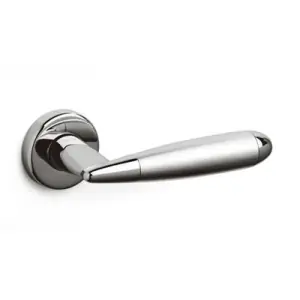 Must-Have Maniglia OLIVARI modello ASTER per porta interna su rosetta e bocchetta con foro normale in ottone cromato/cromato opaco