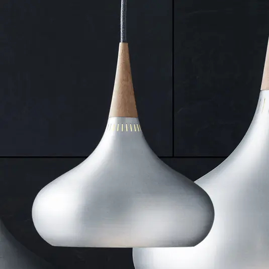 FRITZ HANSEN Orient P1 Pendolo in alluminio/quercia Ø 22,5 cm Solo Oggi