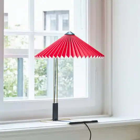 HAY Lampada LED da tavolo Matin, rosso chiaro/ottone, altezza 38 cm Saldi