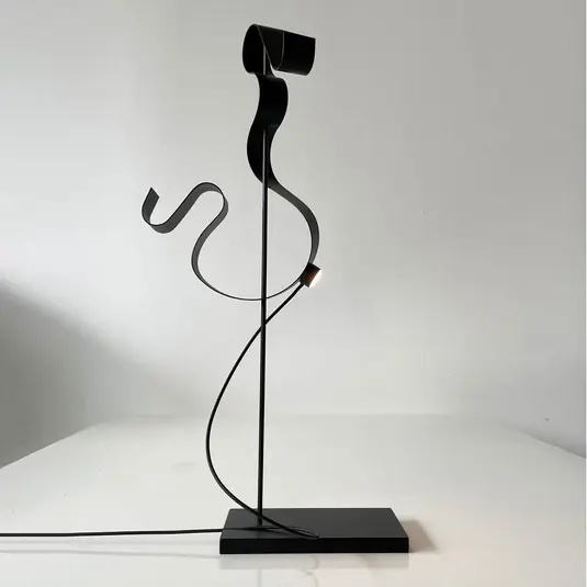 Super Prezzo Knikerboker Curve lampada LED da tavolo, nero