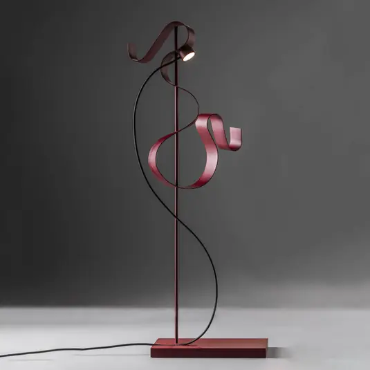 Offerta Speciale Knikerboker Curve lampada LED da tavolo, rosso