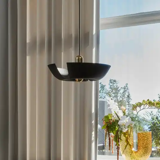 AYTM Lampada a sospensione Cycnus, nera, Ø 45 cm, alluminio, E27 Ordina Subito