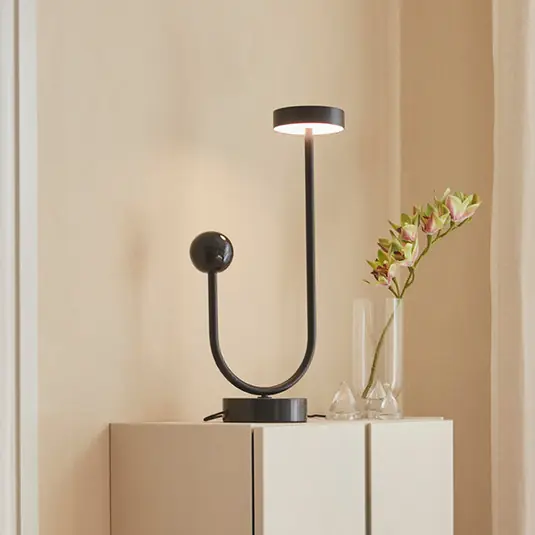 Lampada da tavolo LED AYTM Grasil, nero, marmo, altezza 56 cm Offerta Speciale
