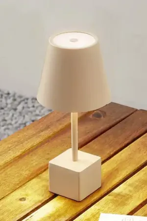 A Buon Prezzo Lindby Lampada da tavolo ricaricabile a LED Janea CUBE, beige, metallo