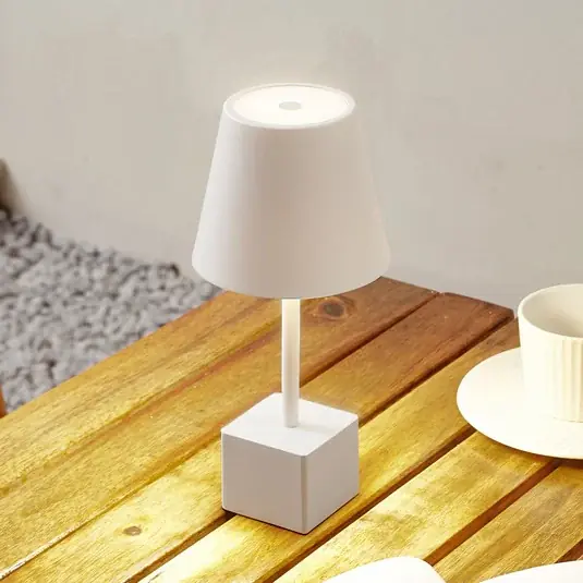 Promozione Esclusiva Lindby Lampada da tavolo ricaricabile a LED Janea CUBE, bianco, metallo