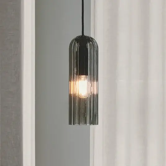 Lampada a sospensione Miella, vetro rigato, grigio fumo/nero Reso Gratuito