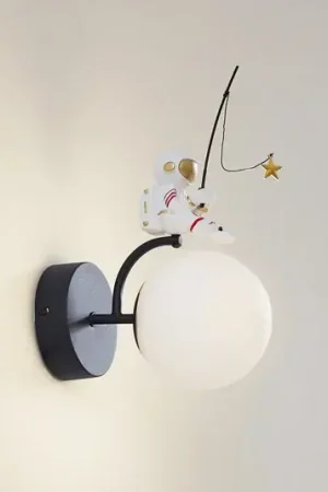 Applique Lindby Kosmo, plastica, astronauta, altezza 30 cm Solo Oggi