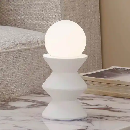 Lindby lampada da tavolo Nielson, bianco, altezza paralume 9 cm, gesso Solo Oggi