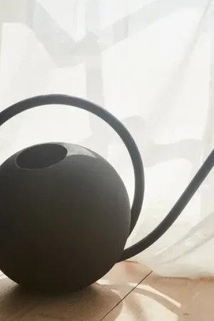 AYTM Globe, annaffiatoio nero, lunghezza 55,3 cm, alluminio Offerta Limitata
