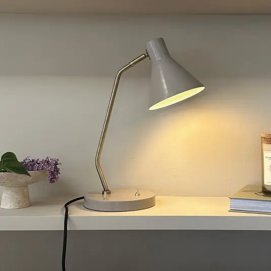 Dyberg Larsen Lampada da tavolo Sleep, marrone, altezza 43,3 cm, acciaio Nuovo Arrivo