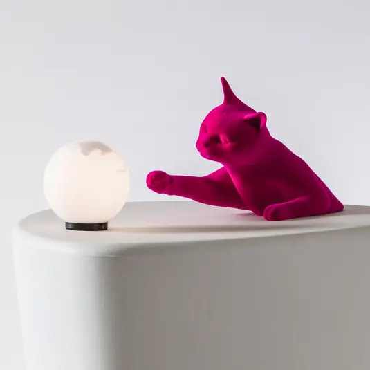 Lampada da tavolo Karman Maoo, ceramica fucsia, vetro, statuetta di gatto Prezzo Ridotto